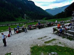 In sosta alla Malga Venegiota
